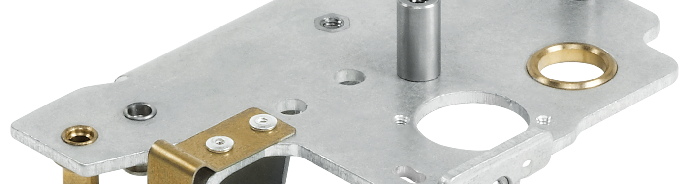Joining technology press-fitting and riveting on a bearing plate